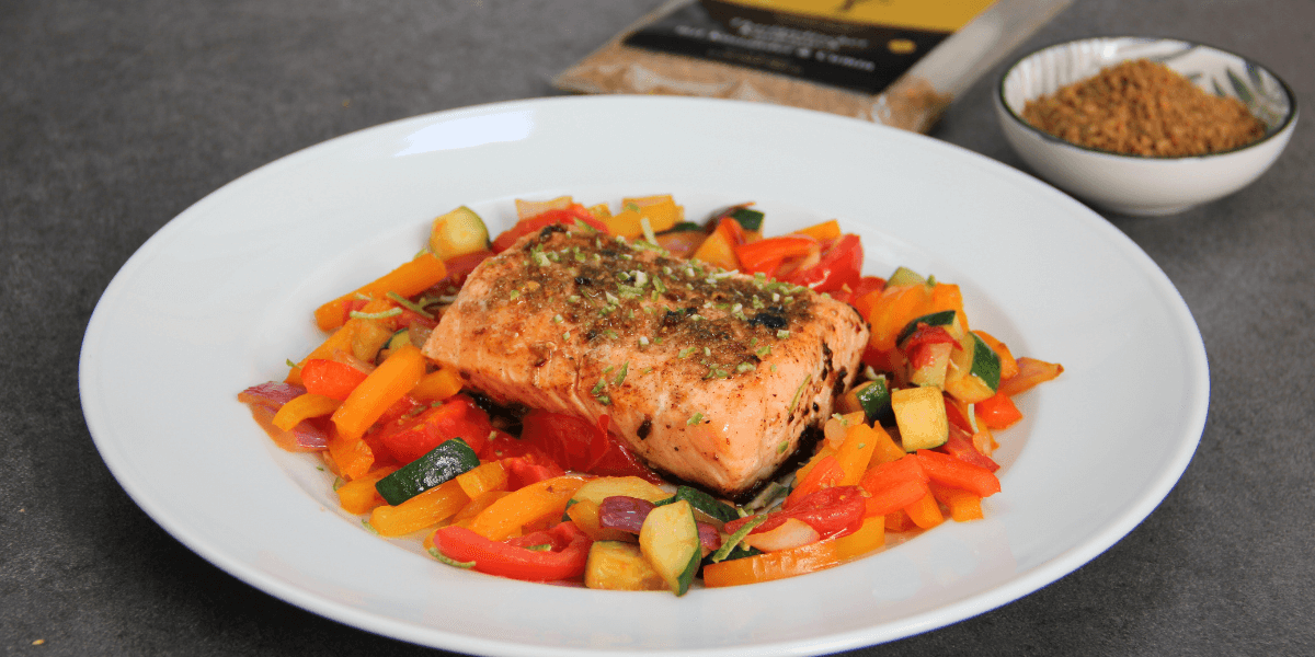 Lachs auf buntem Gemüse mit Knoblauch, Koriander und Cumin Topping ...